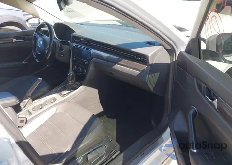 2020 Volkswagen Passat 2.0T R-Line z USA, uszkodzony, nr VIN 1VWMA7A31LC021956